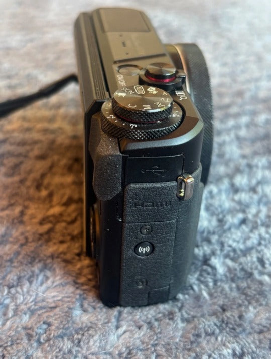 PowerShot G7X Mark II 20.1MP Camera + Extra