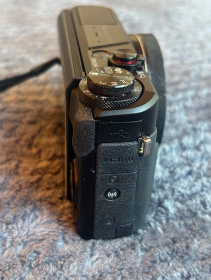 PowerShot G7X Mark II 20.1MP Camera + Extra