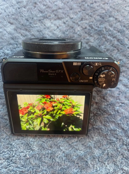 PowerShot G7X Mark II 20.1MP Camera + Extra