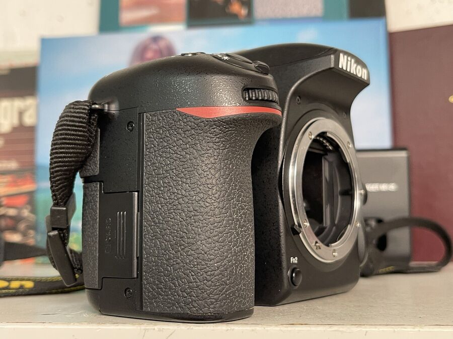 Nikon D7500 D 7500 Slr Film Camera DX SLR Camera 20.9 MP Body Near Mint Condition