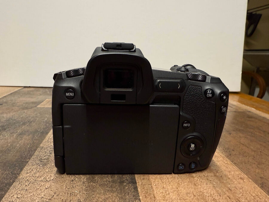 Canon EOS R with 17-40mm EF Lens and Canon EF Adapter - Bag included!